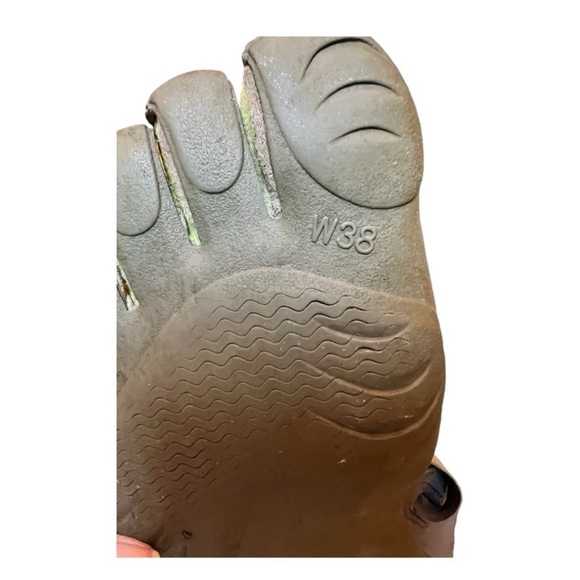 Vibram Five Fingers with Toe Separation - Picture 7 of 9